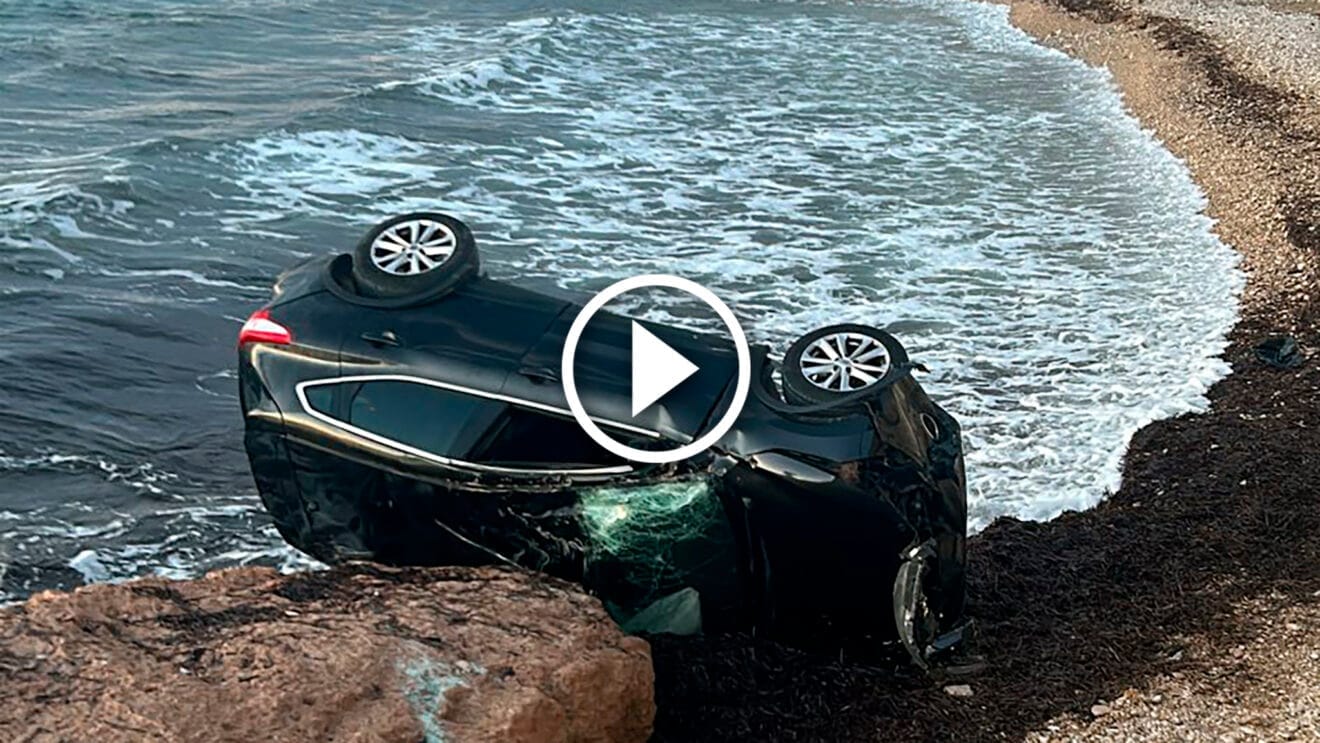 Coche precipitado a la orilla de la cala Les Platgetes de Moraira (vídeo)