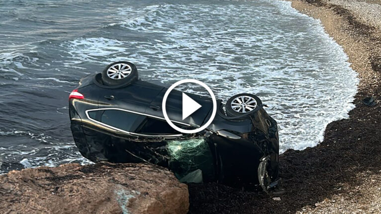 Coche precipitado a la orilla de la cala Les Platgetes de Moraira (vídeo)