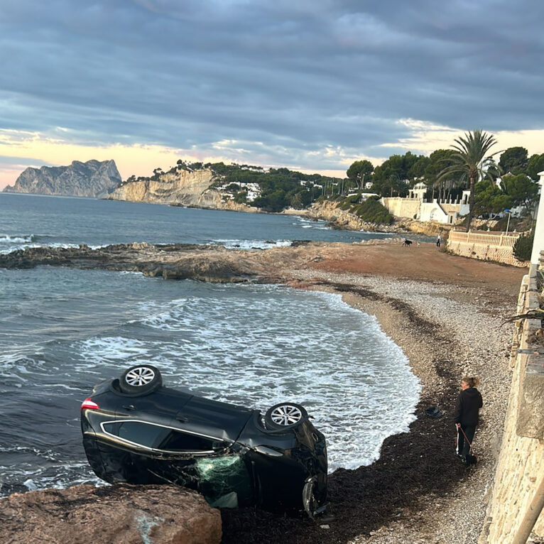 Coche precipitado a la orilla de Les Platgetes de Moraira