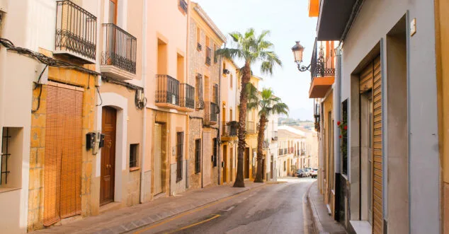 Compromís pide compensar a vecinos y negocios de Teulada por las molestias de las obras de calle Colón 1 Imagen: Compromís solicita la suspensión del IBI y la tasa de residuos para el vecindario, así como una subvención para los negocios afectados por las obras de Calle Colón