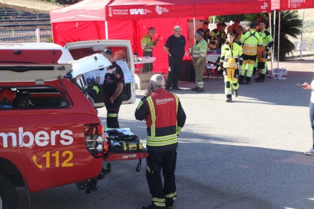 Imagen: Despliegue de medios en el PMA instalado entre Benimeli y el Ràfol d'Almúnia