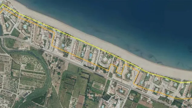 Imagen: Distintas distancias de la línea que delimita la zona de servidumbre (naranja) con respecto al mar de Dénia