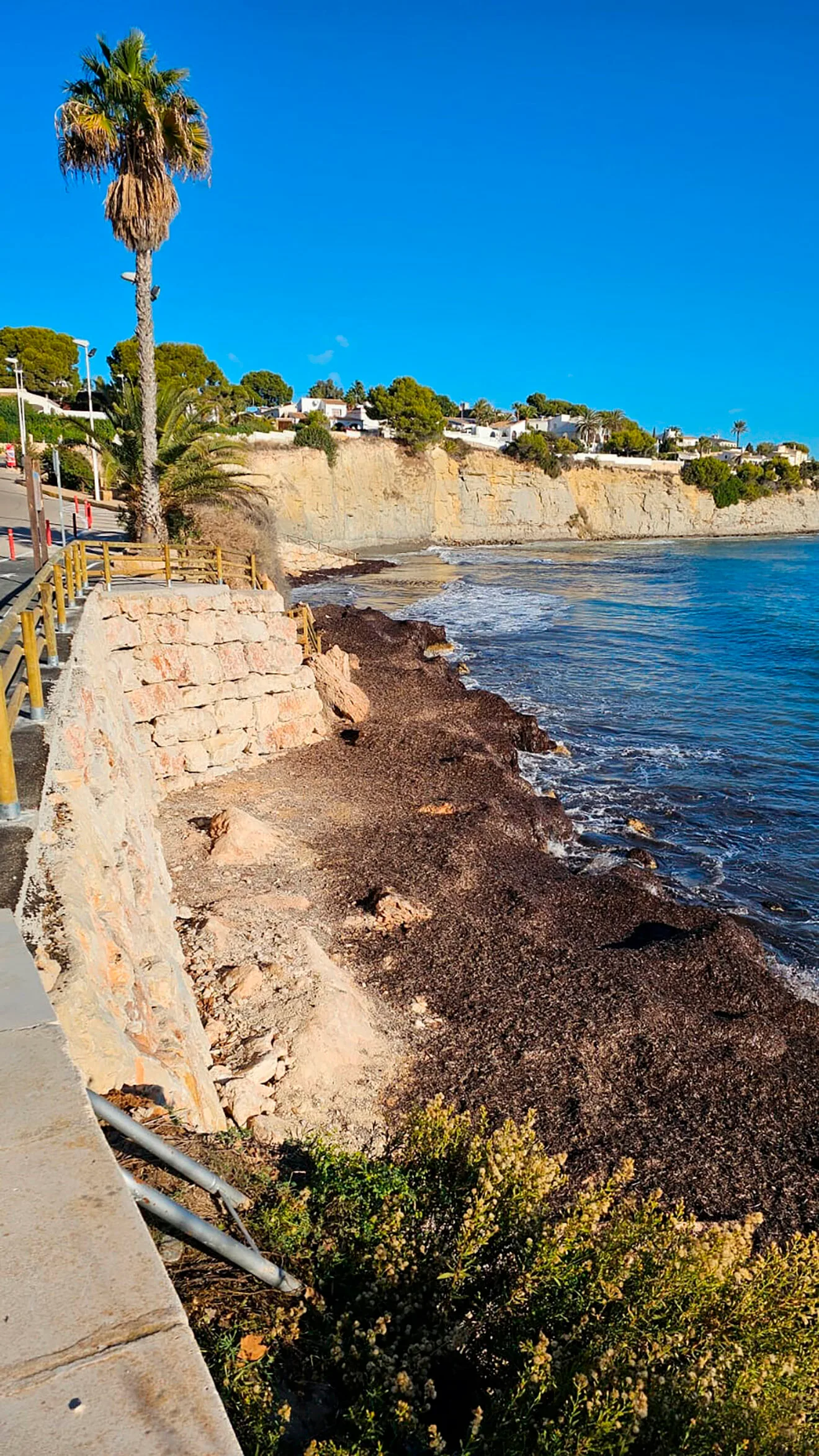 El aspecto de la cala Calalga calpina tras las obras de mejora de accesos