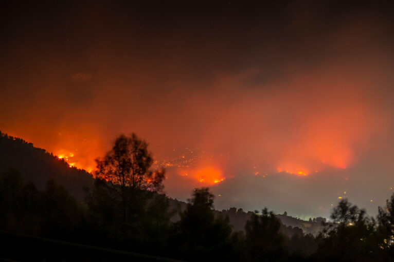 El incendio forestal en la Vall d'Albaida durante la primera noche