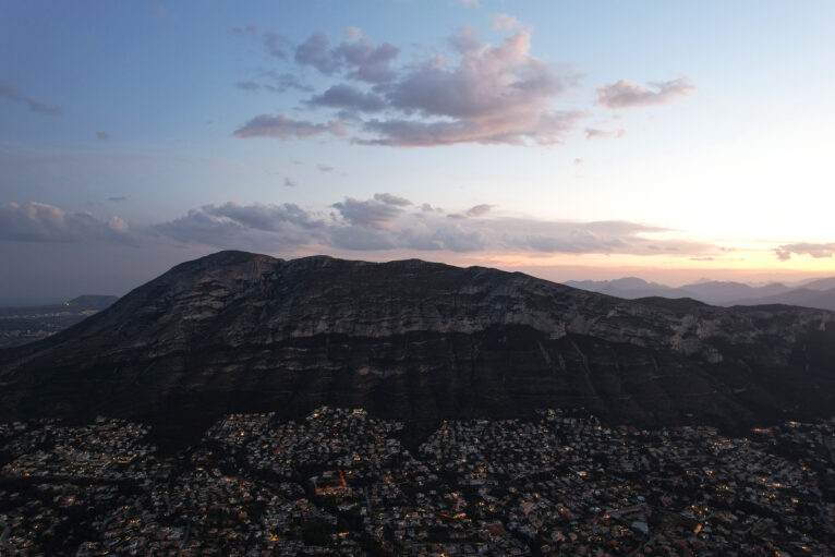 El Montgó al anochecer