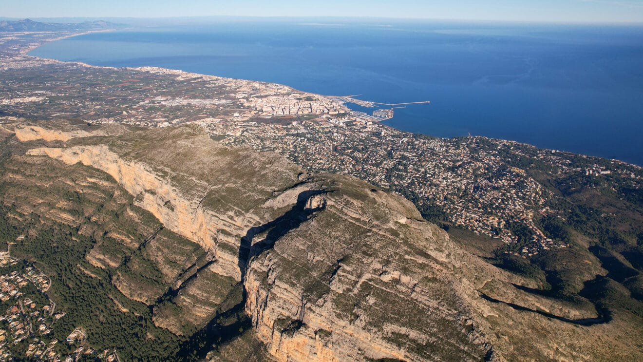 El Parque Natural del Montgó entre Dénia y Xàbia desde el aire