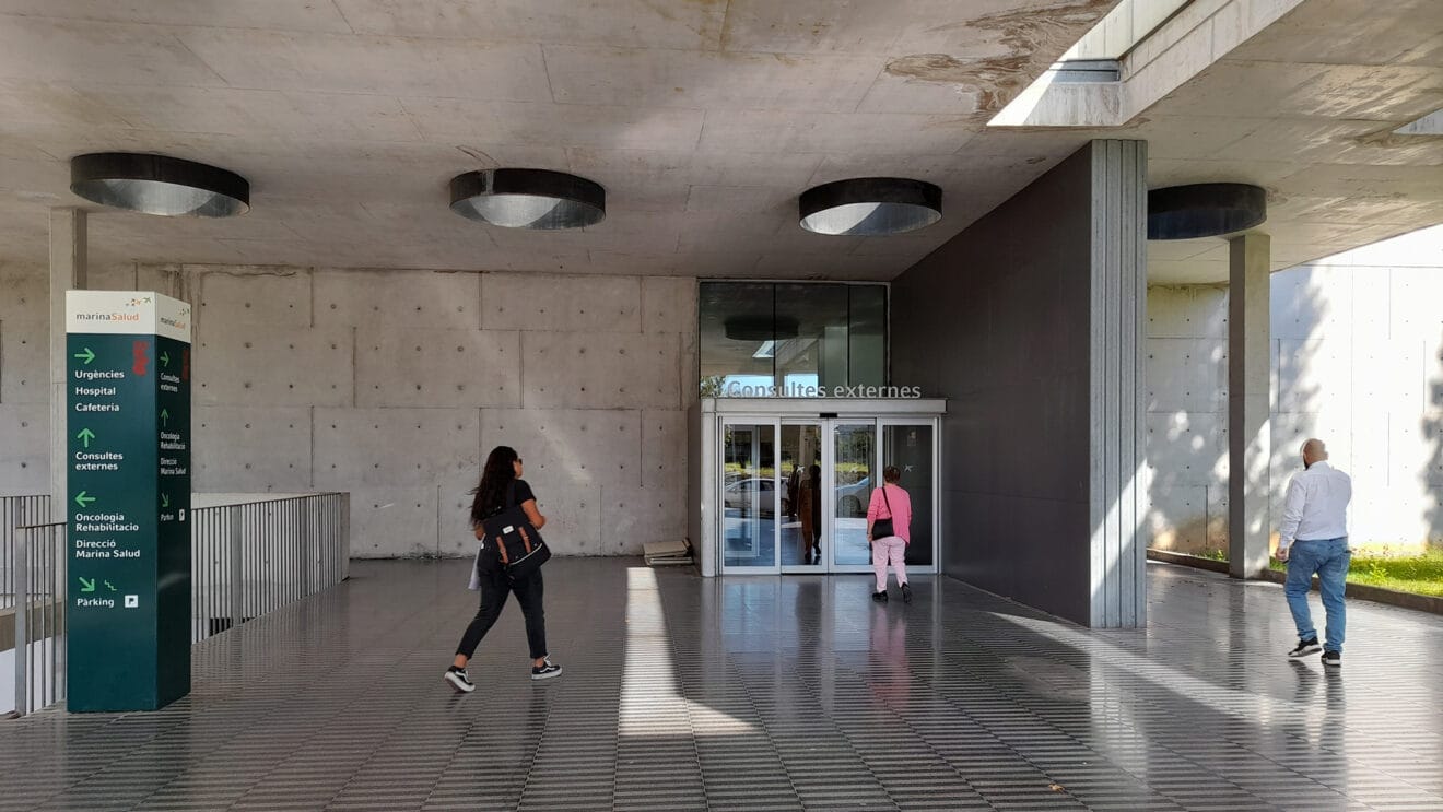 Entrada de consultas externas del Hospital Marina Salud de Dénia