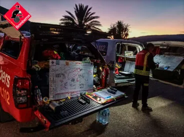 Equipo base de los Bomberos para extinguir el incendio en la Serra de Segària