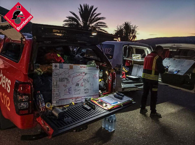 Equipo base de los Bomberos para extinguir el incendio en la Serra de Segària