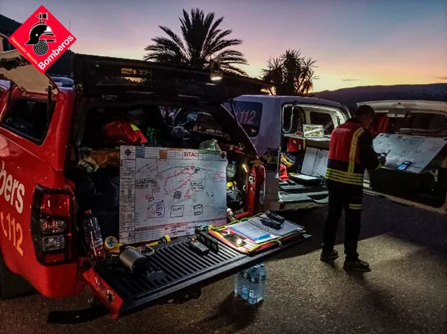Imagen: Equipo base de los Bomberos para extinguir el incendio en la Serra de Segària