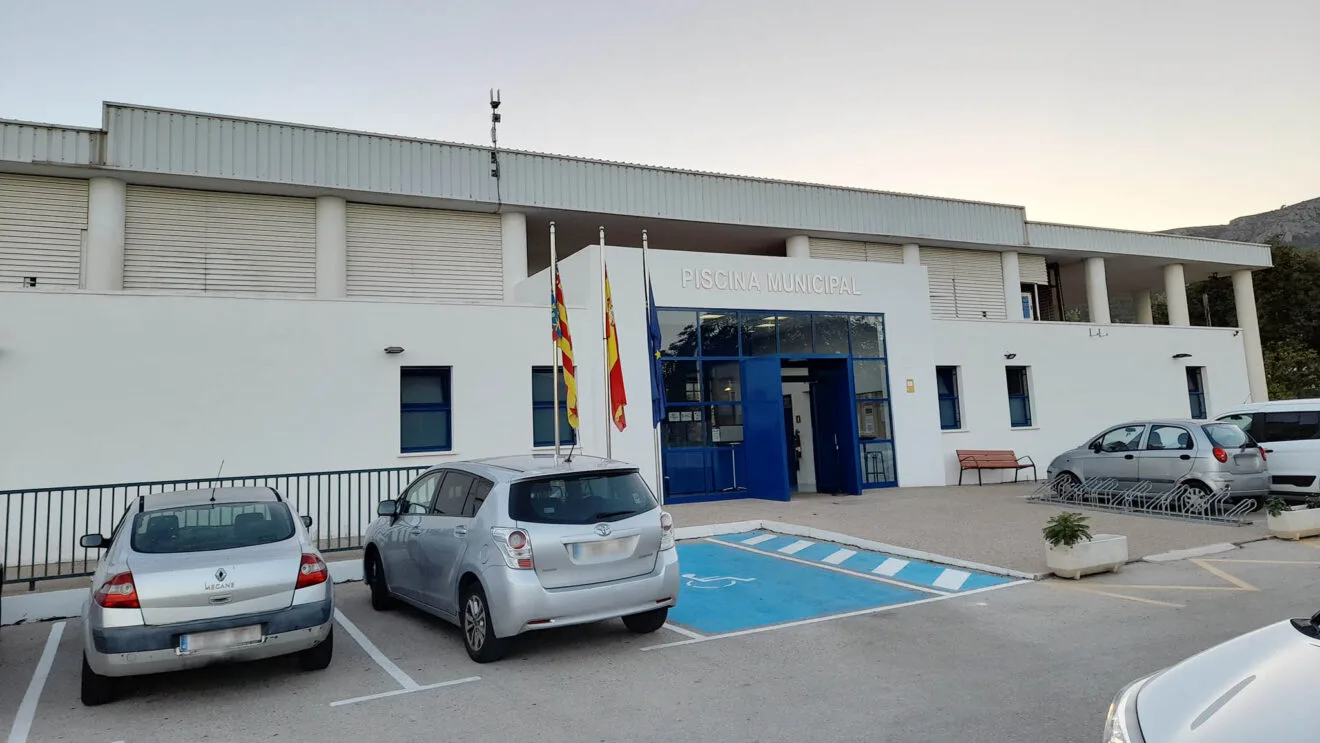 Exterior de la piscina municipal de Calp