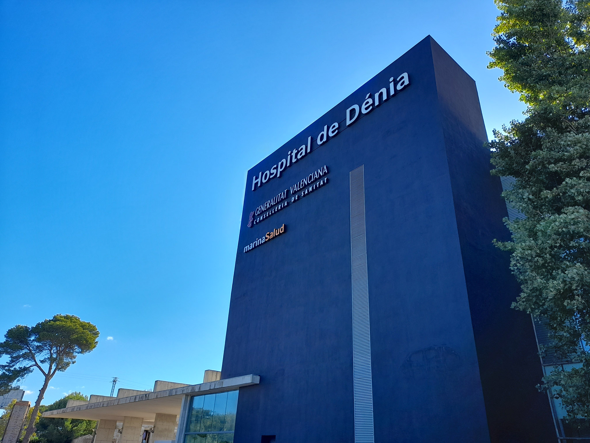 fachada principal del hospital marina salud de denia