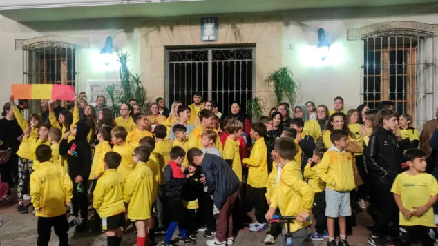 Imagen: Familias y usuarios de les Escoles Esportives de Futbol d'Ondara manifestándose