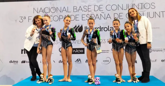 gimnastas de calp en el podio con sus monitoras