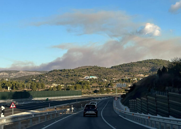 Gran masa de humo del incendio en la Vall d'Albaida y La Safor desde Benissa