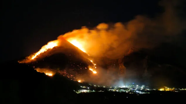 Imagen: Grandes focos de fuego sobre la Serra de Segària durante la noche avistadas desde el Cavall Verd en La Vall de Laguar