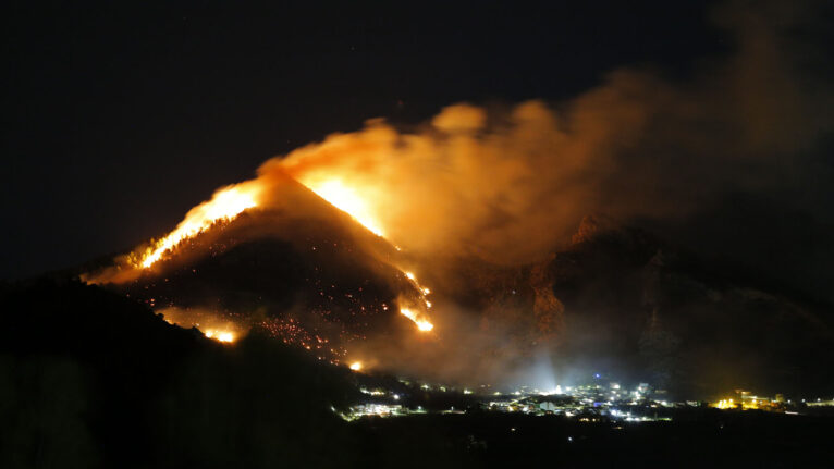 Grandes focos de fuego sobre la Serra de Segària durante la noche avistadas desde el Cavall Verd en La Vall de Laguar