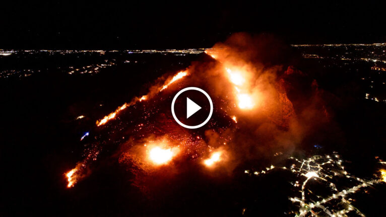 Imágenes aéreas del incendio sobre la Serra de Segària (vídeo)