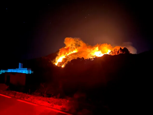 Un nuevo incendio en la Serra de Segària pone en alerta a la Marina Alta 1 Imagen: Incendio desatado en la Serra de Segària