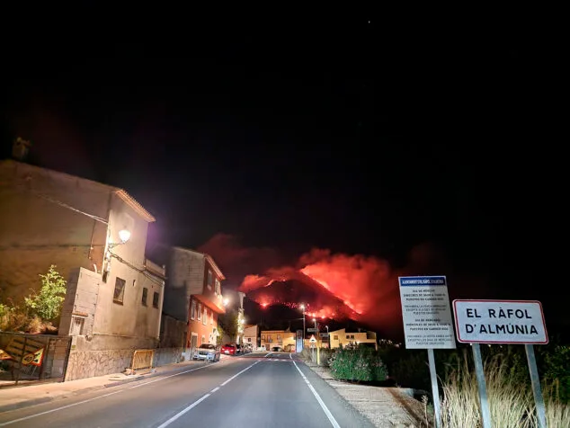 Un nuevo incendio en la Serra de Segària pone en alerta a la Marina Alta 2 Imagen: Incendio desde la entrada del Ràfol d'Almúnia