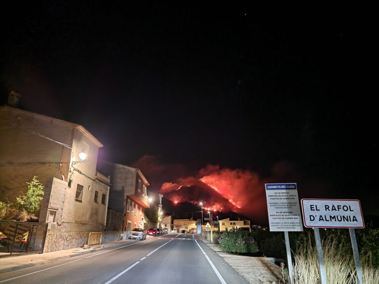 Incendio desde la entrada del Ràfol d'Almúnia