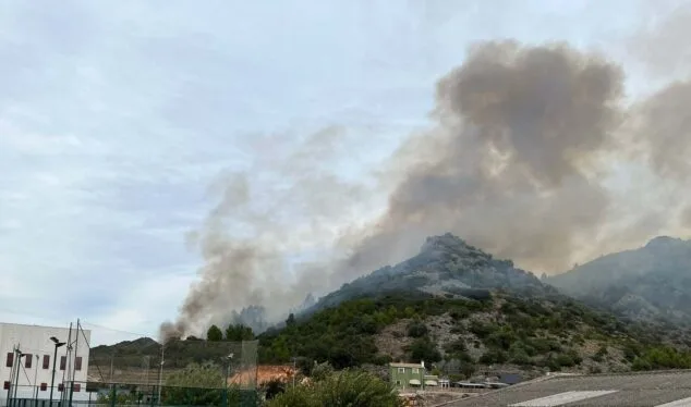 Extinguido el incendio que se originó este viernes en Ràfol d'Almúnia 2 Imagen: Incendio en Ràfol d'Almúnia
