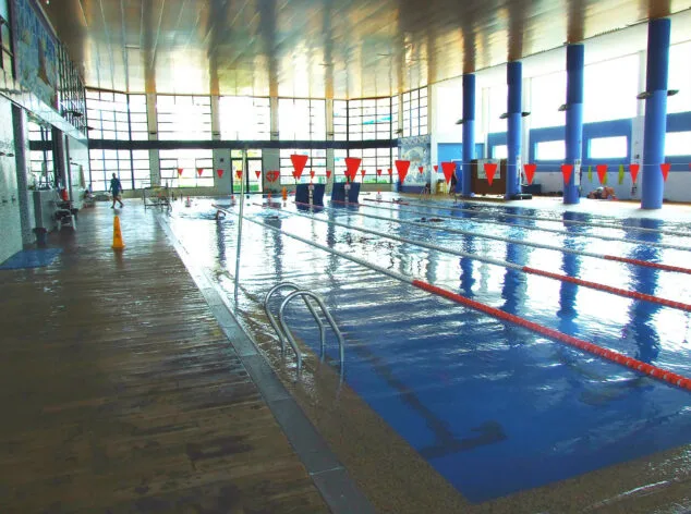 La empresa de la piscina de Calp niega haber recibido notificación sobre la rescisión del contrato 1 Imagen: Interior de la piscina municipal en Calp (archivo)