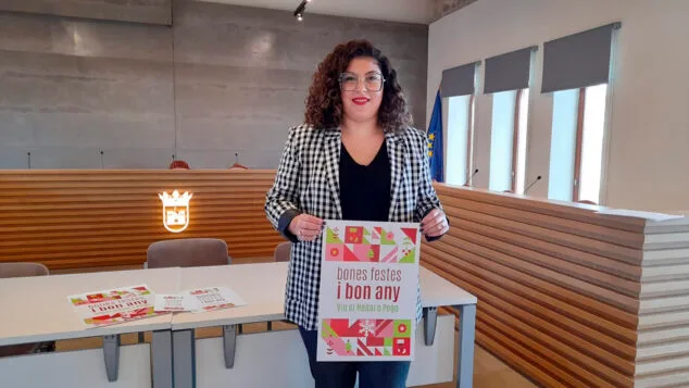 Imagen: La concejal de Fiestas de Pego, Anna Llopis, en la presentación de la programación de Navidad 2023 en Pego
