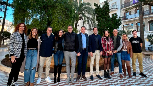 La Associació del Comerç i l'Empresa de Benissa presenta su nueva directiva liderada por Raúl Martínez 1 Imagen: La nueva directiva de la ACEB junto a Arturo Poquet y Vicente Ferrer