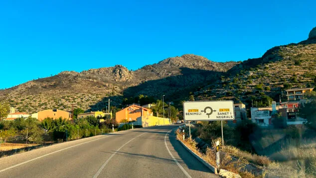 Imagen: La Serra de Segària calcinada desde Benimeli y Sanet i Negrals a primera hora de la mañana