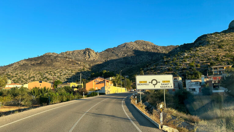 La Serra de Segària calcinada desde Benimeli y Sanet i Negrals a primera hora de la mañana