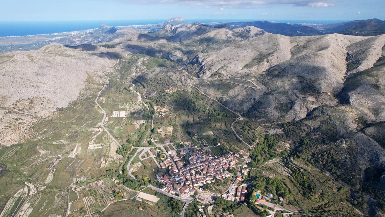 La Vall d'Ebo rodeada por las montañas quemadas tras el incendio de 2022
