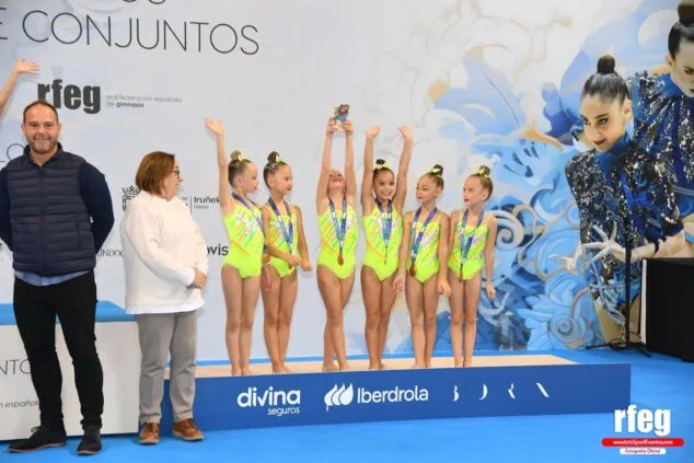 Imagen: Las gimnastas del Club Les Marines de Calp alzan el premio en el podio