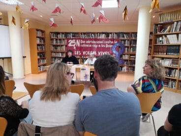 Las portavoces del conglomerado de colectivos feministas de la Marina Alta, Marina Pellín y Pepa Tortosa