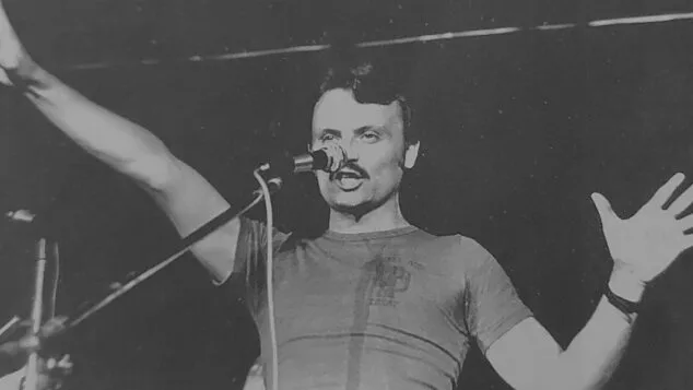 De Pedreguer a La Xara... Lluís El Sifoner no para: el pedreguero que marcó la historia de la cultura popular valenciana 1 Imagen: Lluís El Sifoner en el II Festival de la Cançó de Xàtiva en 1975