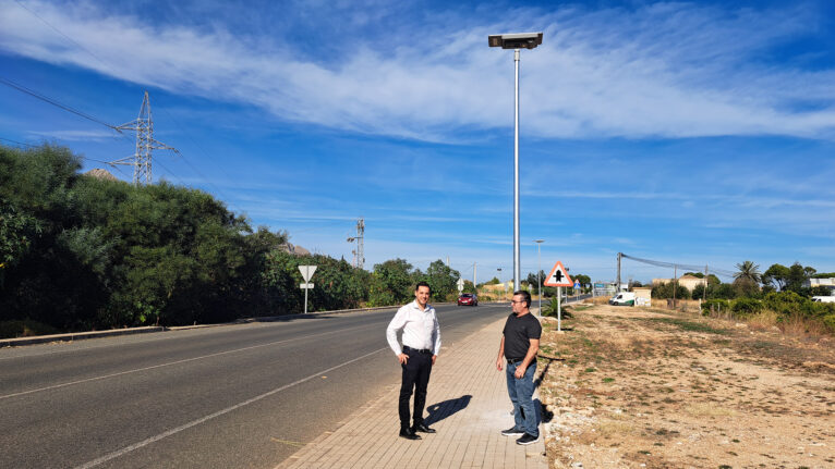 Luces solares en la avenida Adolfo Suàrez de Ondara