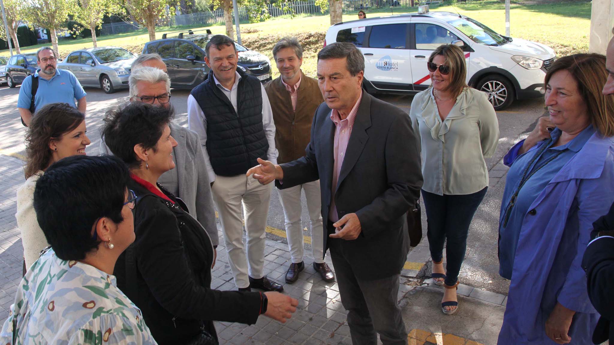 marciano gomez conseller de sanidad en una visita al hospital de denia