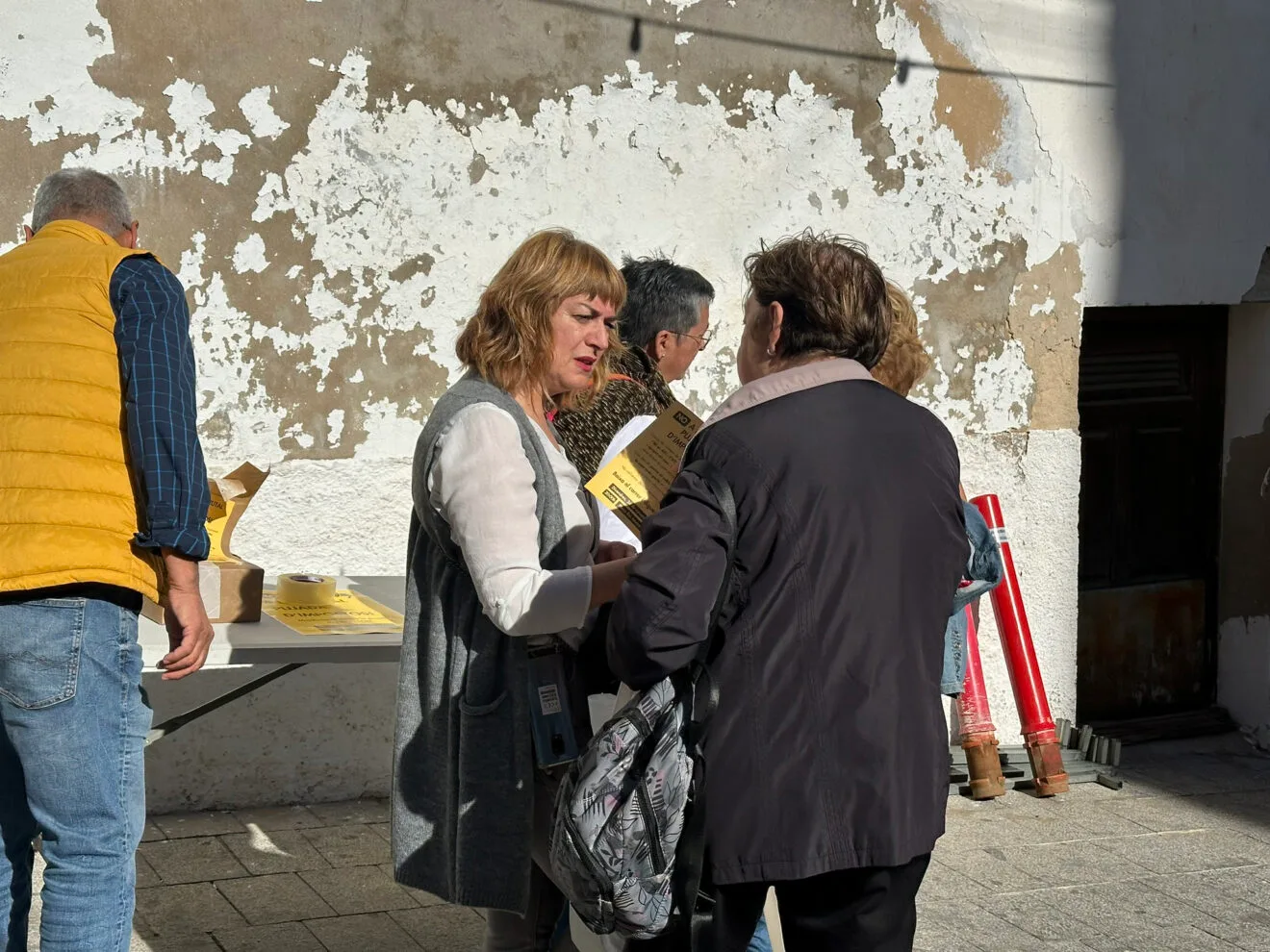 Mari Carme Ronda, representante de Compromís Benissa, informando sobre la manifestación contra la subida de impuestos en Benissa