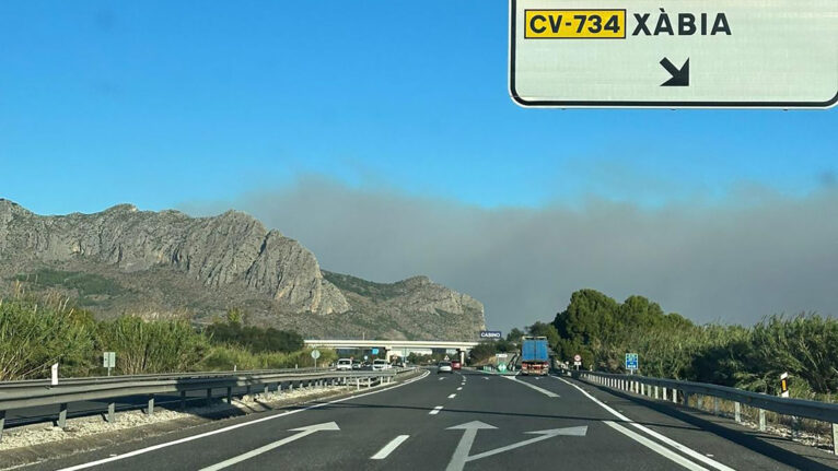 Massa de humo del incendio de Montitxelvo tras la Segària desde Ondara