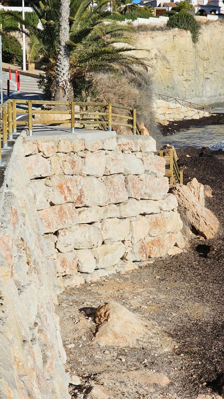 Muro de escollera de piedra caliza de la cala Calalga de Calp