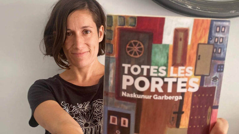 Naskunur Garberga con su obra 'Totes les portes'