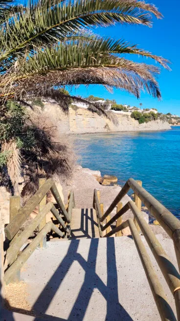 Nueva escalera de acceso a la cala Calalga de Calp