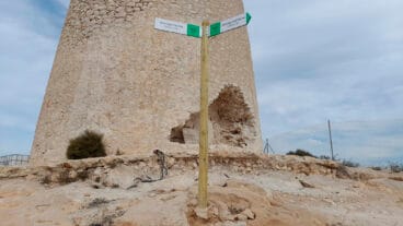 nuevas senales del sl cv 51 hacia la torre vigia del cap dor en teulada moraira