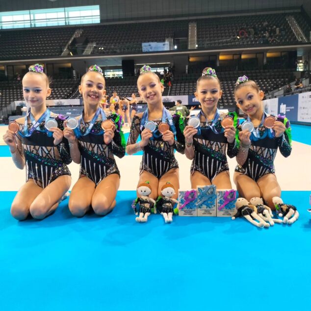 Imagen: Las jóvenes gimnastas de Calp con las medallas