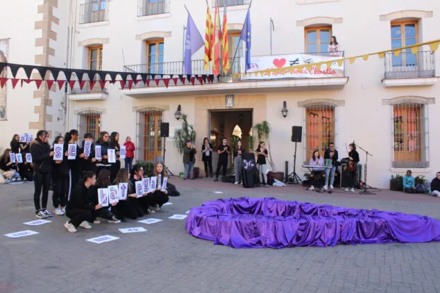 Ondara alza la voz en repulsa a las violencias machistas con una performance del alumnado del IES Xebic 1 Imagen: Performance Bateguem contra la violència de gènere del alumnado del IES Xebic de Ondara