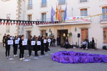 Performance Bateguem contra la violència de gènere en Ondara