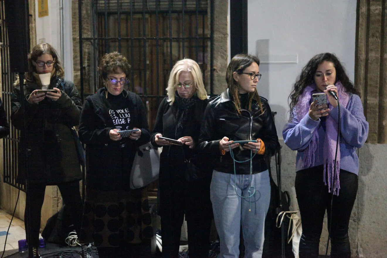 Representantes de los colectivos feministas de la Marina Alta durante la lectura del manifiesto del 25N
