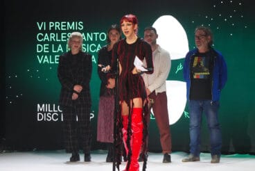 sandra monfort sobre el escenario de los vi premis carles santos de la musica valenciana