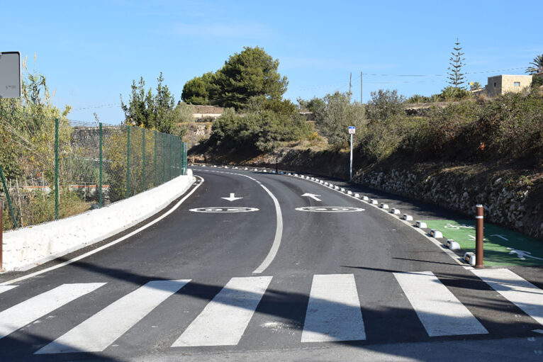 Se ha homogeneizado el vial a 8 metros de ancho y se ha delimitado un carril para caminantes