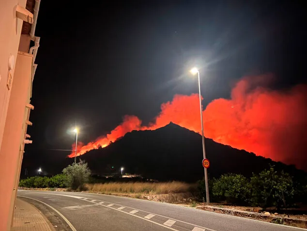 Un nuevo incendio en la Serra de Segària pone en alerta a la Marina Alta 3 Imagen: Silueta roja por las llamas desde el Ràfol d'Almúnia